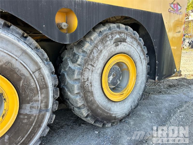 Komatsu HM400-2 Fuel Truck (Inoperable) Вантажівки-цистерни