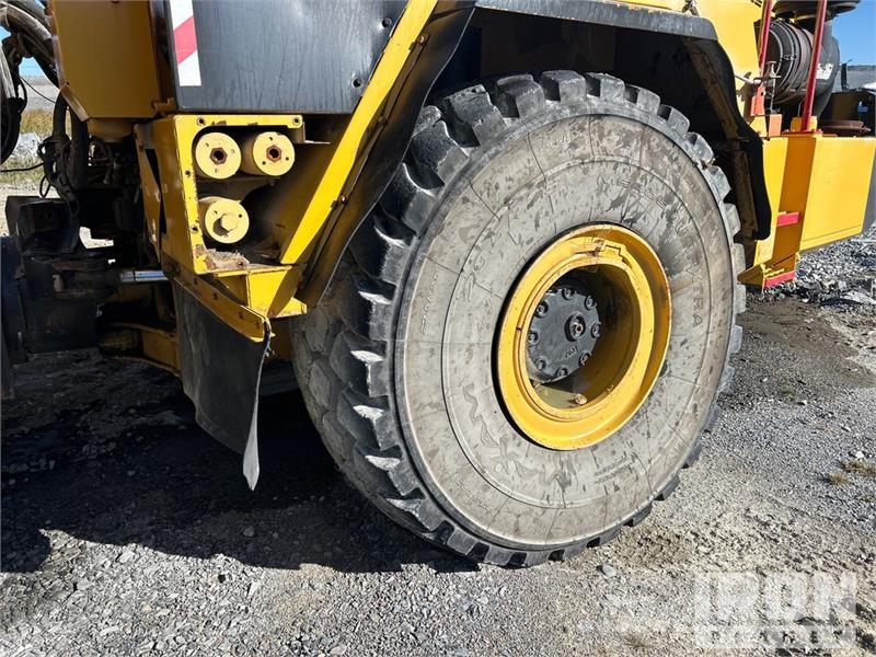 Komatsu HM400-2 Fuel Truck (Inoperable) Вантажівки-цистерни