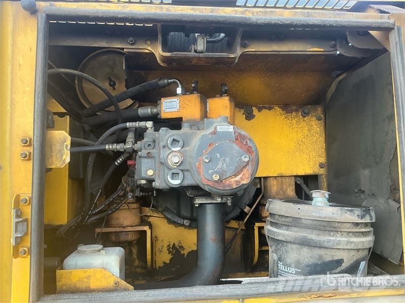 Komatsu PC300LC-6LE Tracked Excavator حفارات زحافة