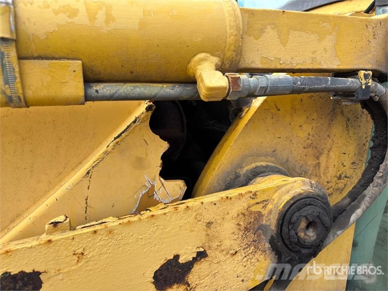 Komatsu WB140-2 Kaivurikuormaajat