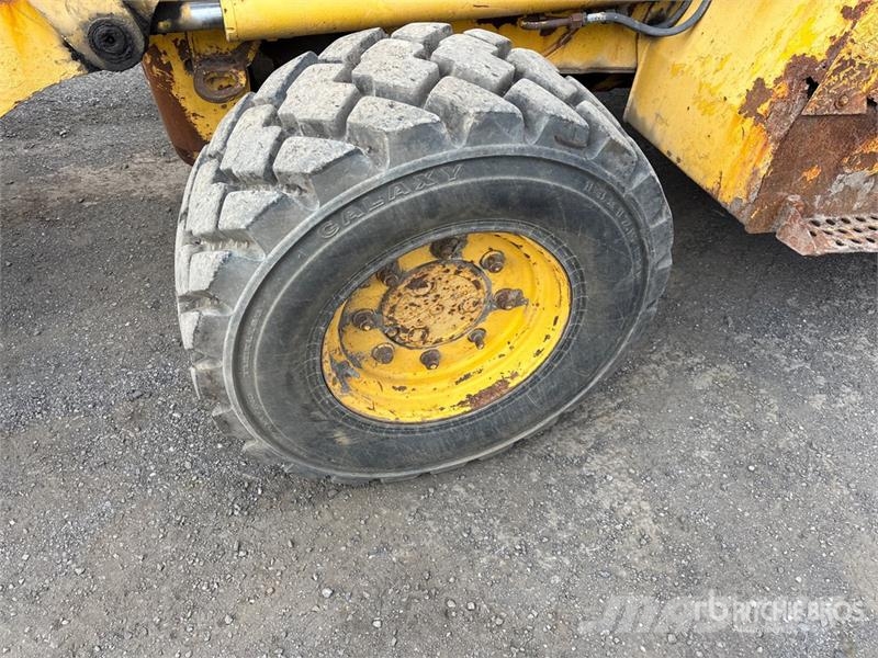 Komatsu WB140-2 Kaivurikuormaajat