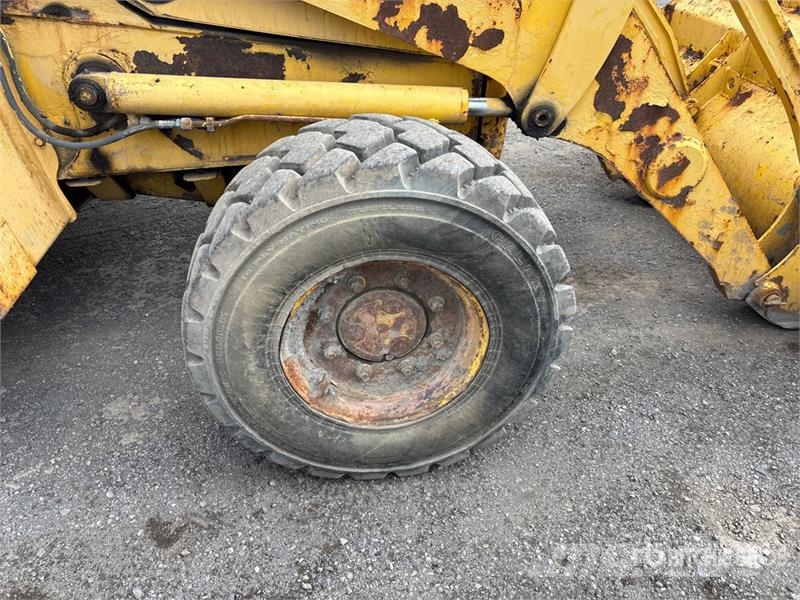 Komatsu WB140-2 Kaivurikuormaajat