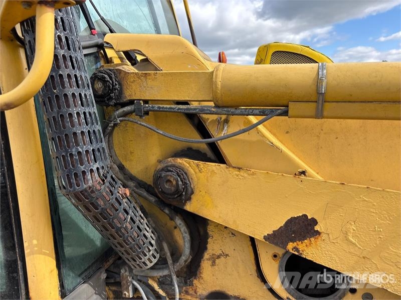 Komatsu WB140-2 Kaivurikuormaajat