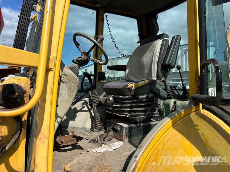 Komatsu WB140-2 Kaivurikuormaajat