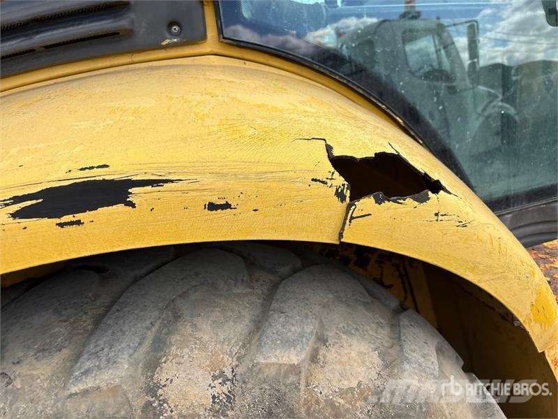 Komatsu WB140-2 Kaivurikuormaajat