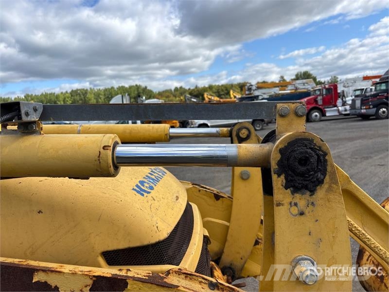 Komatsu WB140-2 Kaivurikuormaajat