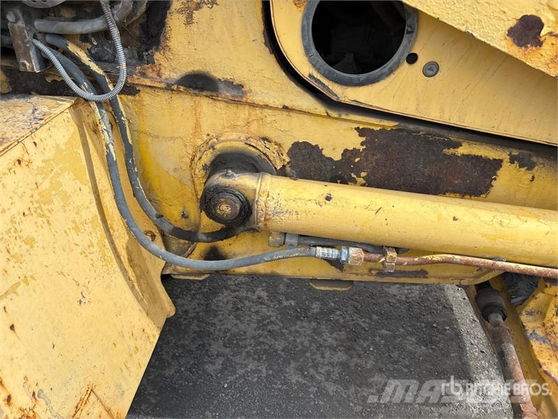 Komatsu WB140-2 Kaivurikuormaajat