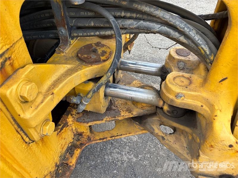 Komatsu WB140-2 Kaivurikuormaajat