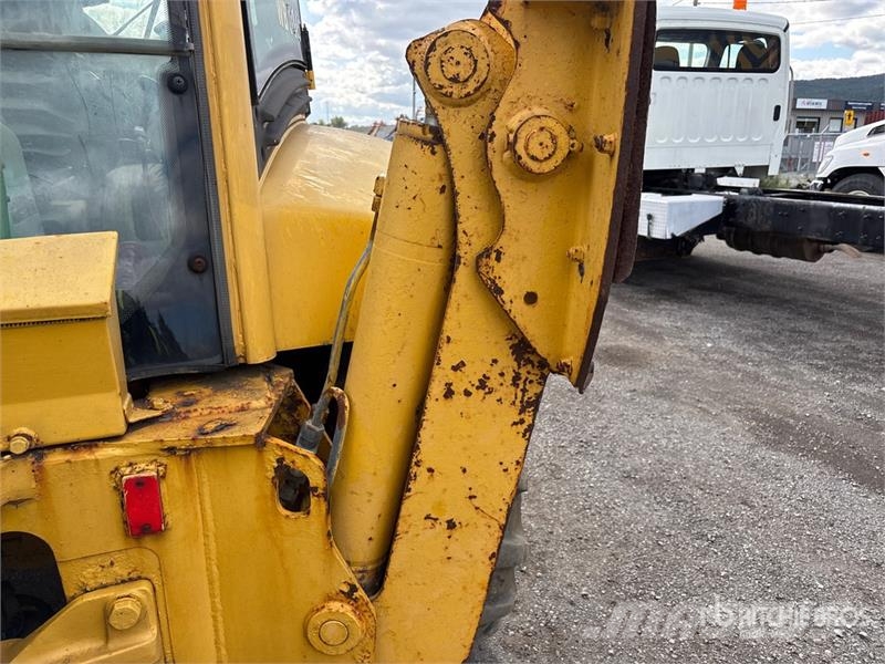 Komatsu WB140-2 Kaivurikuormaajat