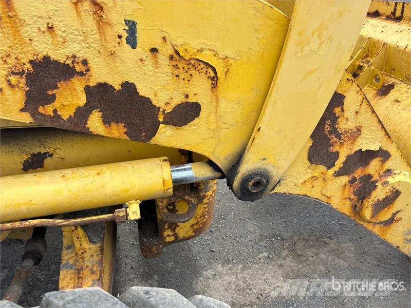 Komatsu WB140-2 Kaivurikuormaajat