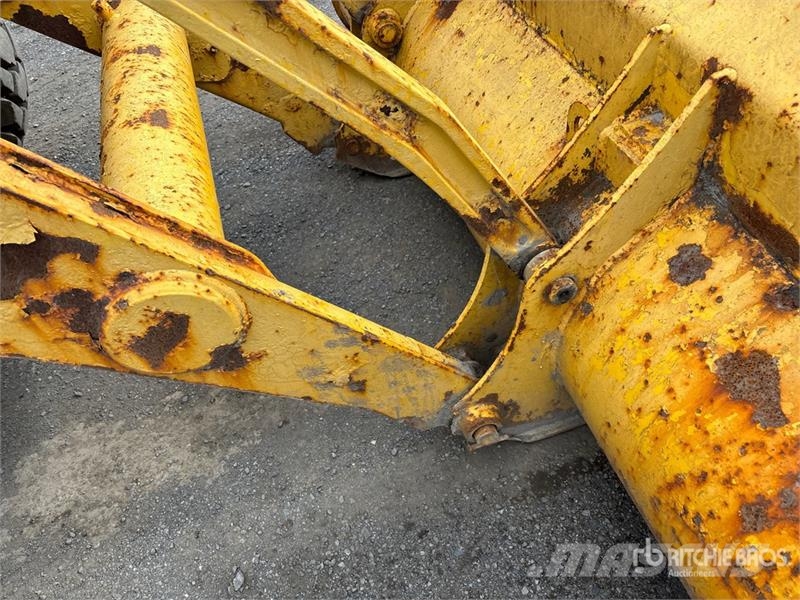 Komatsu WB140-2 Kaivurikuormaajat