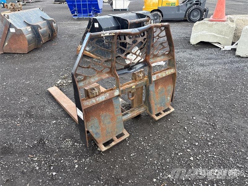 Kubota 48 in Skid Steer Forks Вили