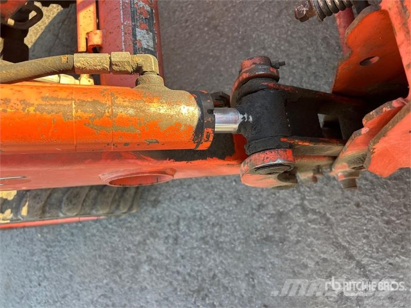 Kubota B26 Екскаватори-навантажувачі