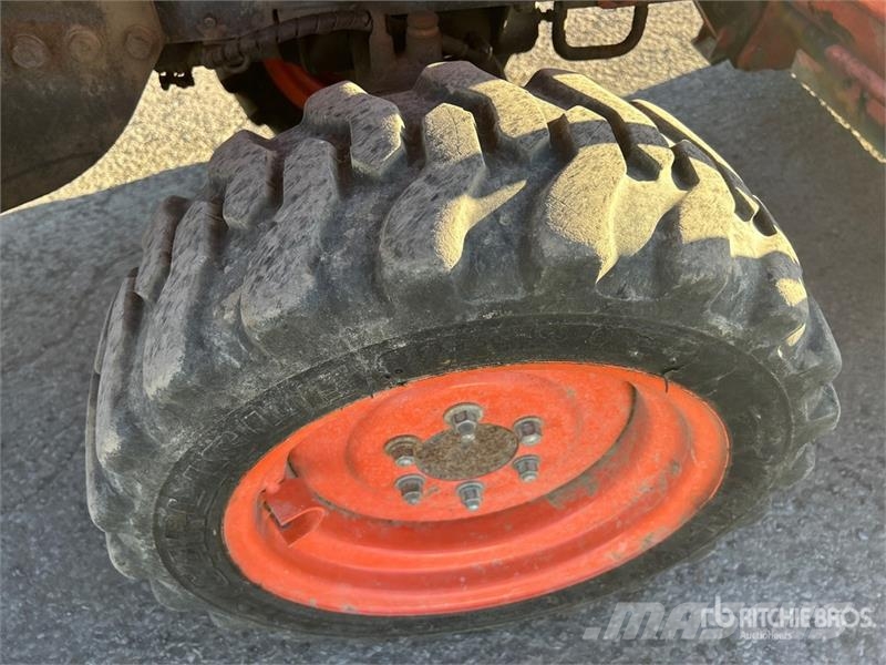 Kubota B26 Екскаватори-навантажувачі