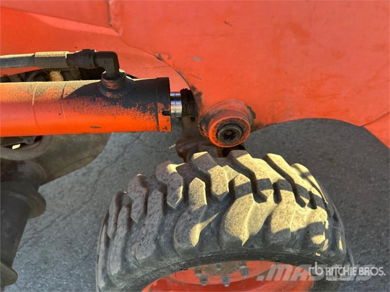 Kubota B26 Екскаватори-навантажувачі