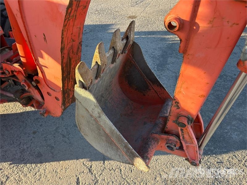 Kubota B26 Екскаватори-навантажувачі