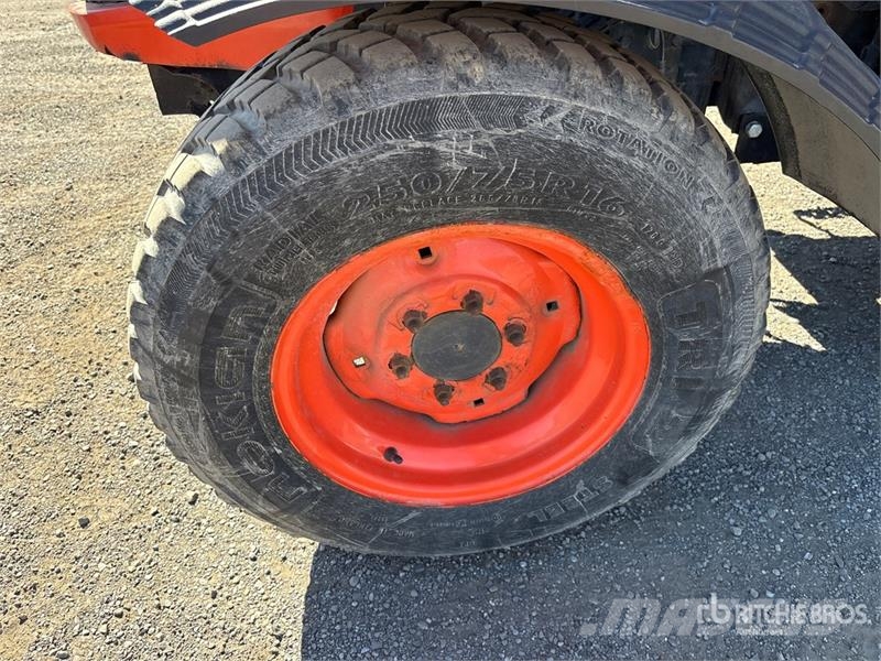 Kubota L6060D 4WD Utility Tractor جرارات مدمجة