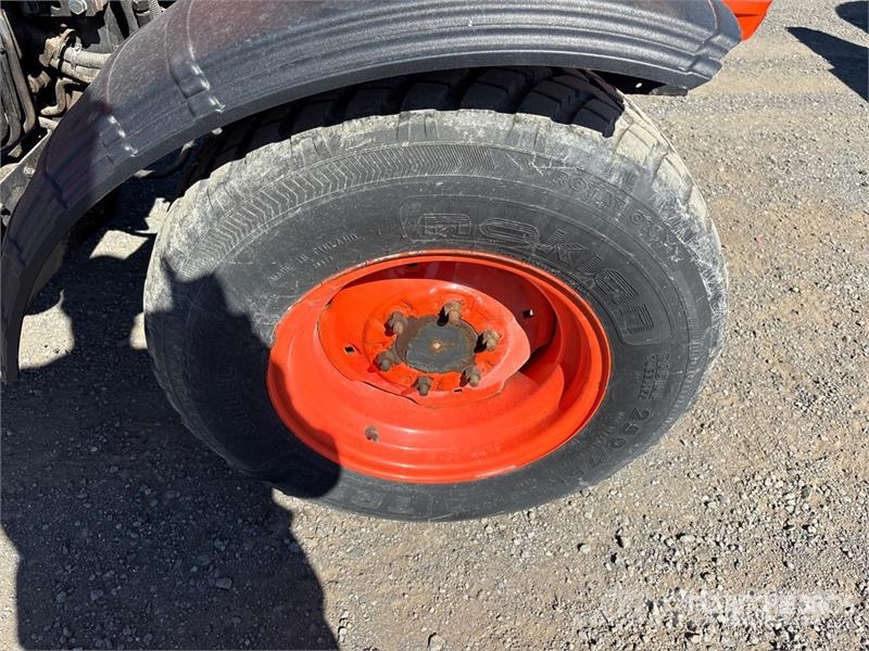 Kubota L6060D 4WD Utility Tractor جرارات مدمجة