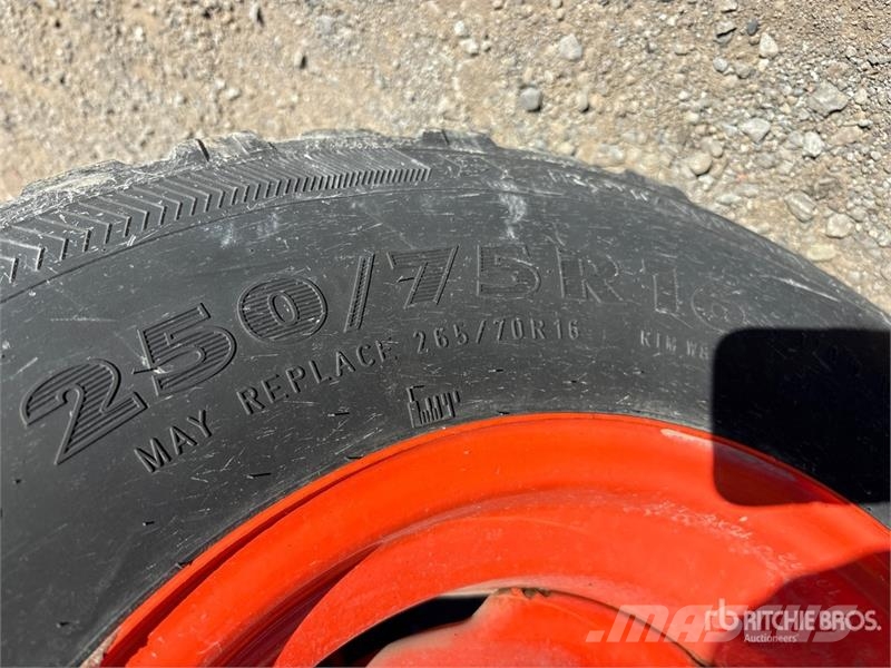 Kubota L6060D 4WD Utility Tractor جرارات مدمجة
