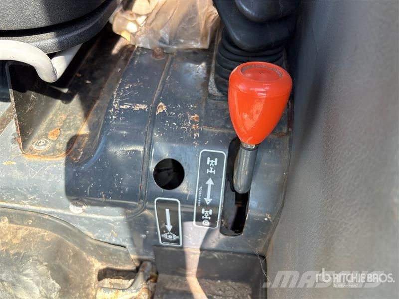 Kubota L6060D 4WD Utility Tractor جرارات مدمجة
