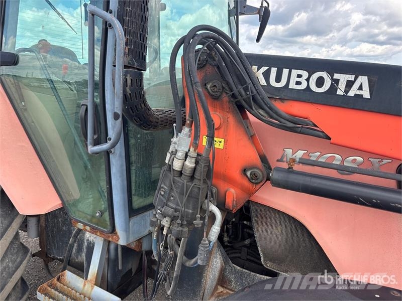 Kubota M108X 4WD Tractor Traktorit