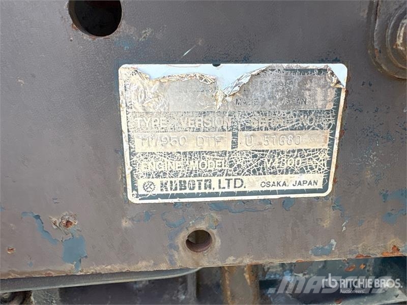 Kubota M7950 DTF 4WD Tractor Traktorit