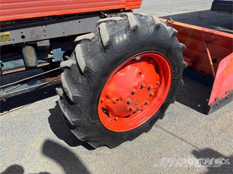 Kubota M7950 DTF 4WD Tractor Traktorit