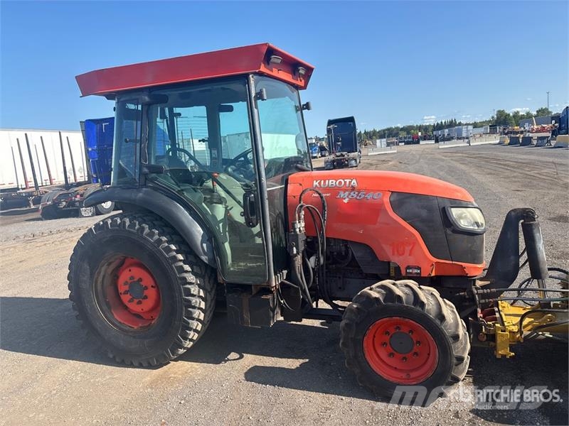 Kubota M8540 Traktory
