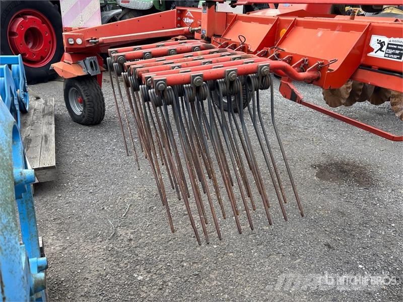 Kuhn GA7302DL 7.3 m 2 Rotor Hay Rake Pöyhimet ja haravat