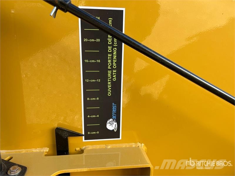  Lanau 14 ft Salt Spreader (Unused) معدات نشر الرمال والملح