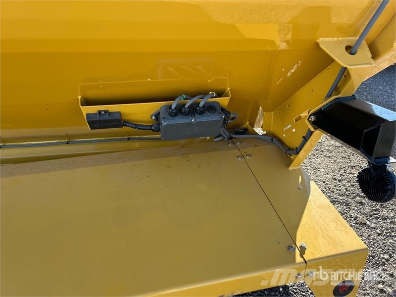  Lanau 14 ft Salt Spreader (Unused) معدات نشر الرمال والملح