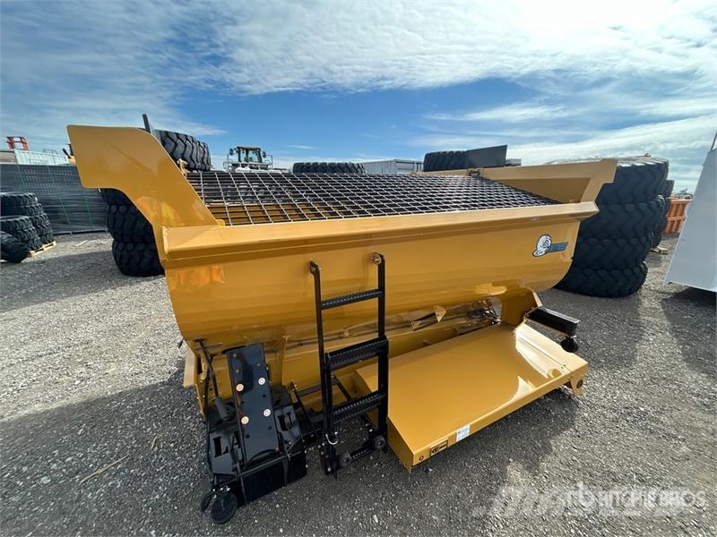 Lanau 8 ft Salt Spreader (Unused) Sableuse et saleuse