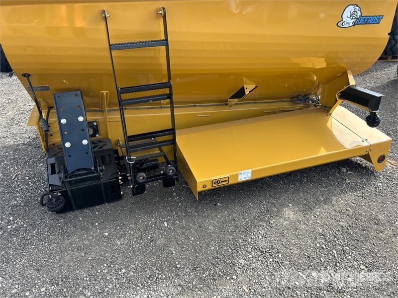 Lanau 8 ft Salt Spreader (Unused) Sableuse et saleuse