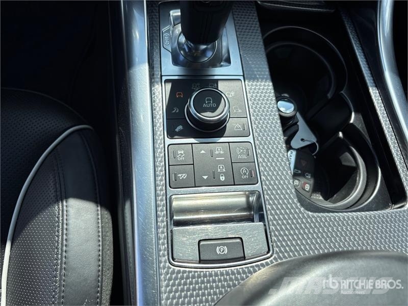 Land Rover SVR AWD SUV Kistehergépjárművek