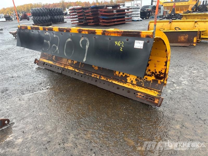  Larochelle 11 ft Snow Plow Lumiaurat