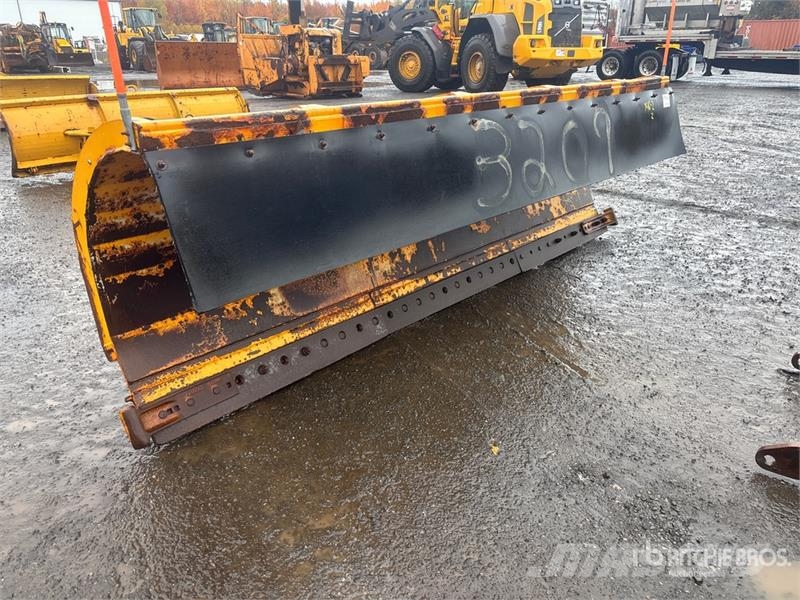  Larochelle 11 ft Snow Plow Lumiaurat