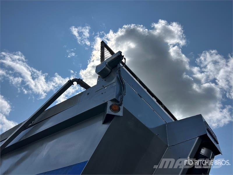 Larochelle 25 ft T/A End Dump Trailer Самоскиди