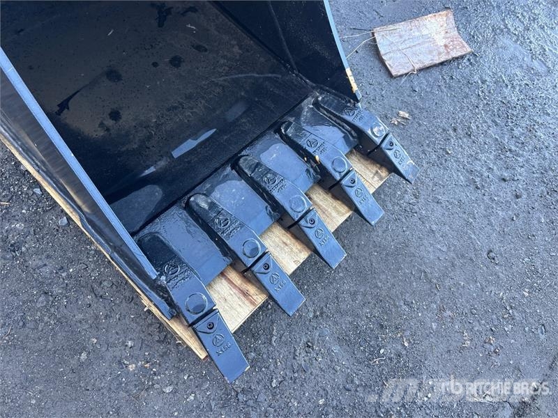 LEDI SY80 24 in Digging Excavator Bucket - Fits 8 Schaufeln