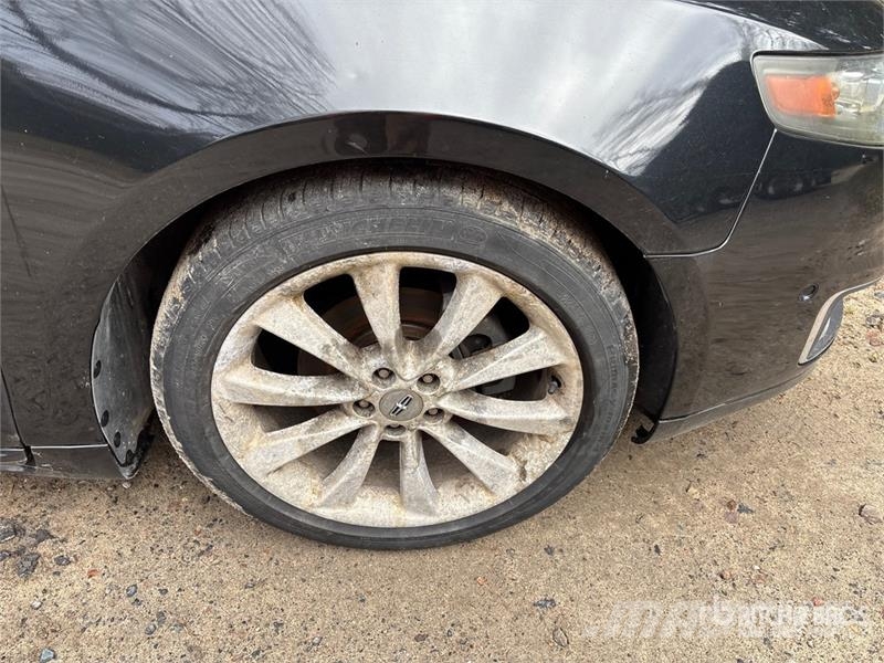 Lincoln MKS 自動車