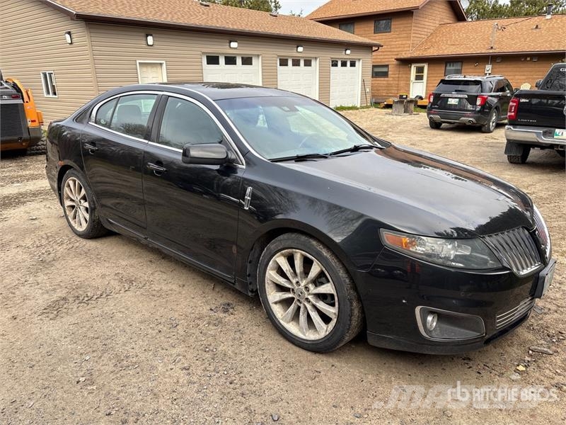 Lincoln MKS 自動車