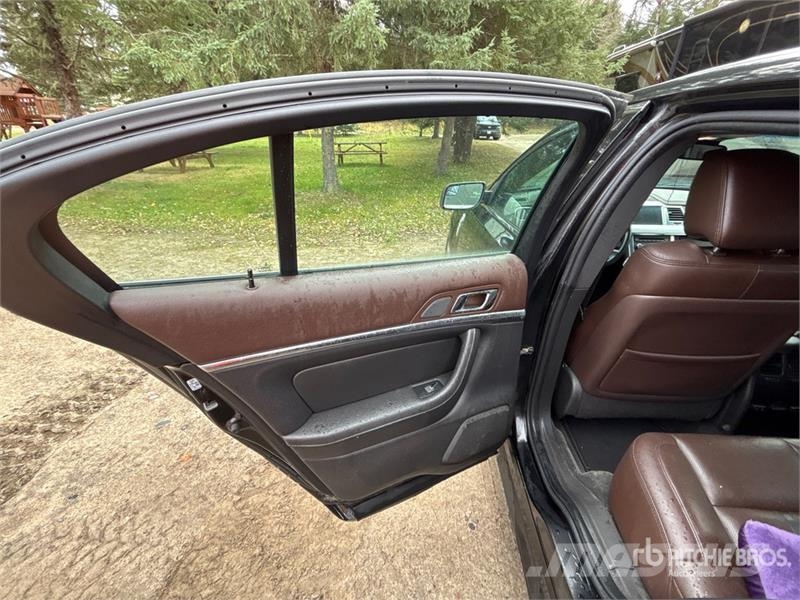Lincoln MKS 自動車