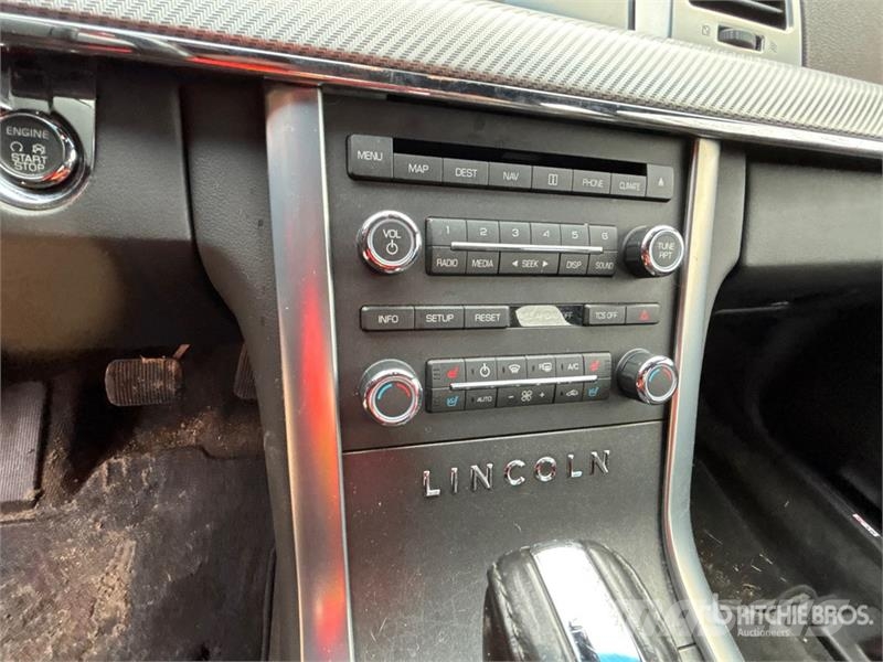 Lincoln MKS 自動車