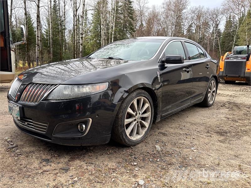 Lincoln MKS 自動車