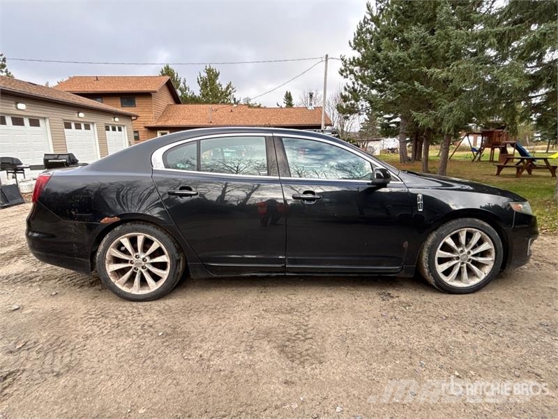 Lincoln MKS 自動車