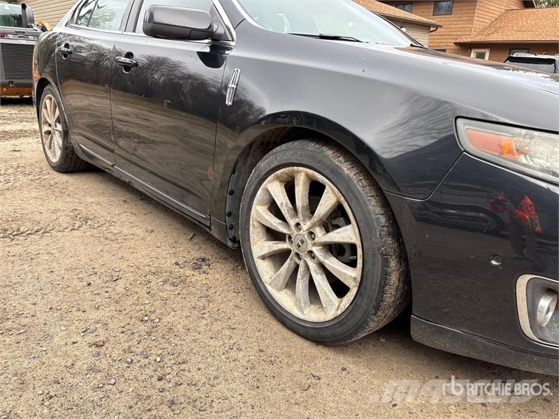 Lincoln MKS 自動車
