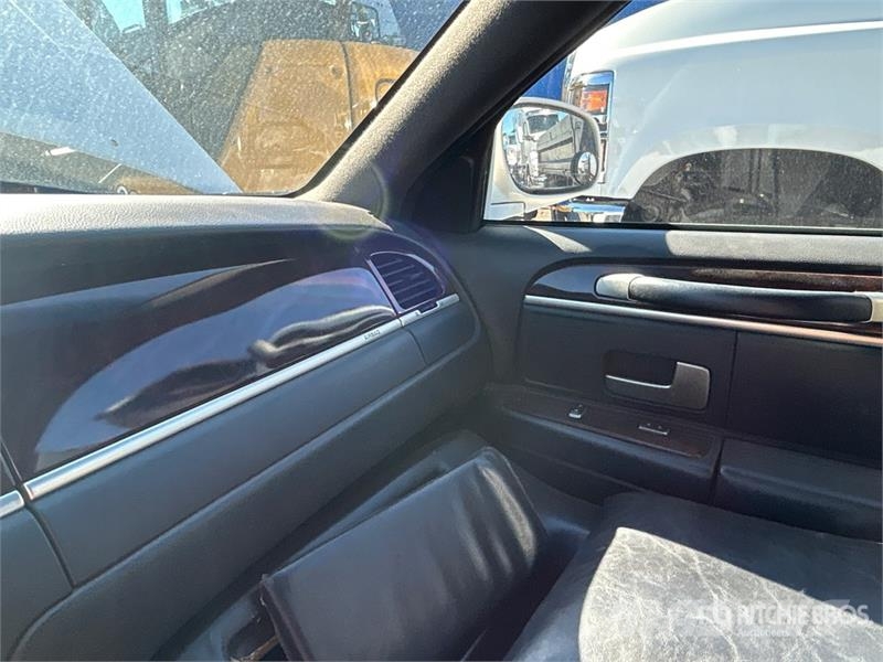 Lincoln Town Car Limousine سيارات
