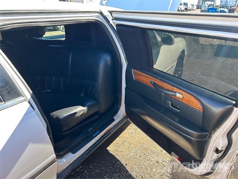 Lincoln Town Car Limousine سيارات