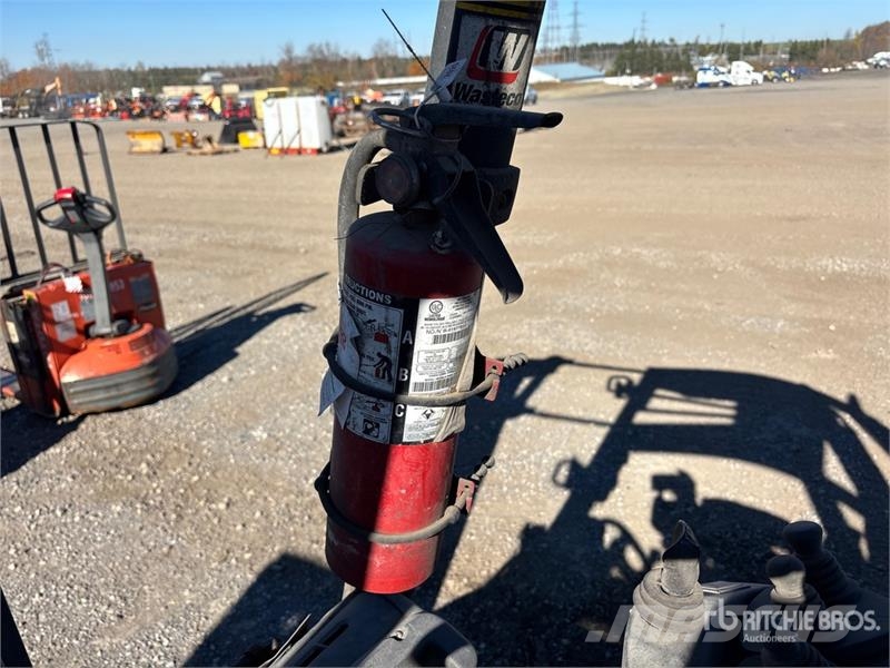 Linde 7000 lb Pneumatic Tire Forklift (Inoperable) Інше