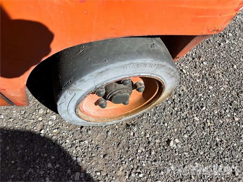 Linde HT25CT 4750 lb Cushion Tire Forklift (Inoperable) Інше