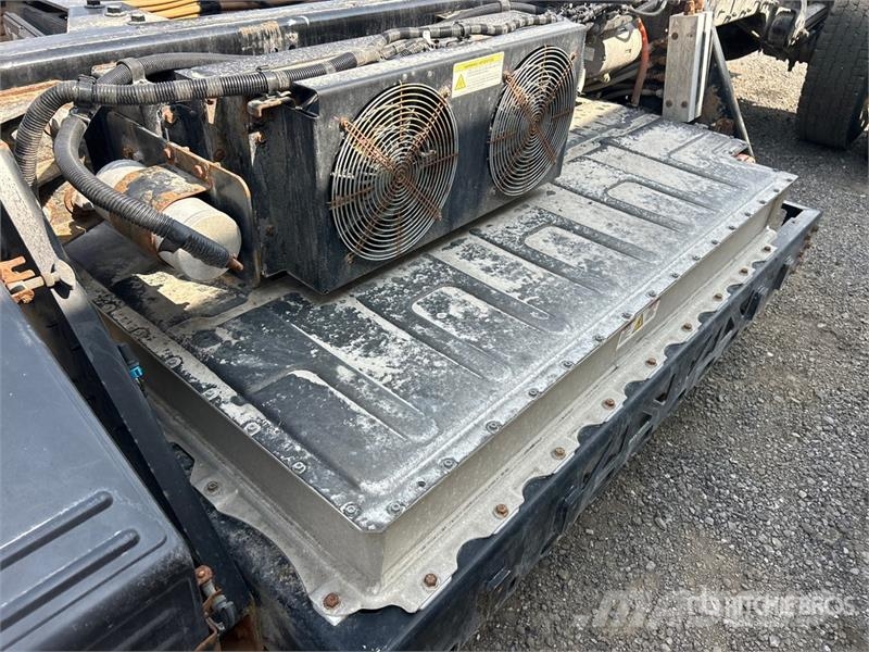 Lion 6 4x2 Electric Cab and Chassis (Inoperable) Cabines